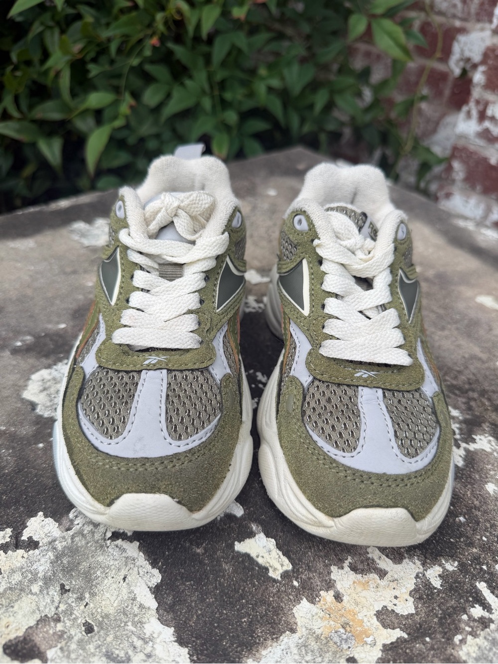Reebok Charge Run Unisex Kids Sage White Gray Mesh Chunky Athletic Sneaker Sz 11 - Picture 3 of 15